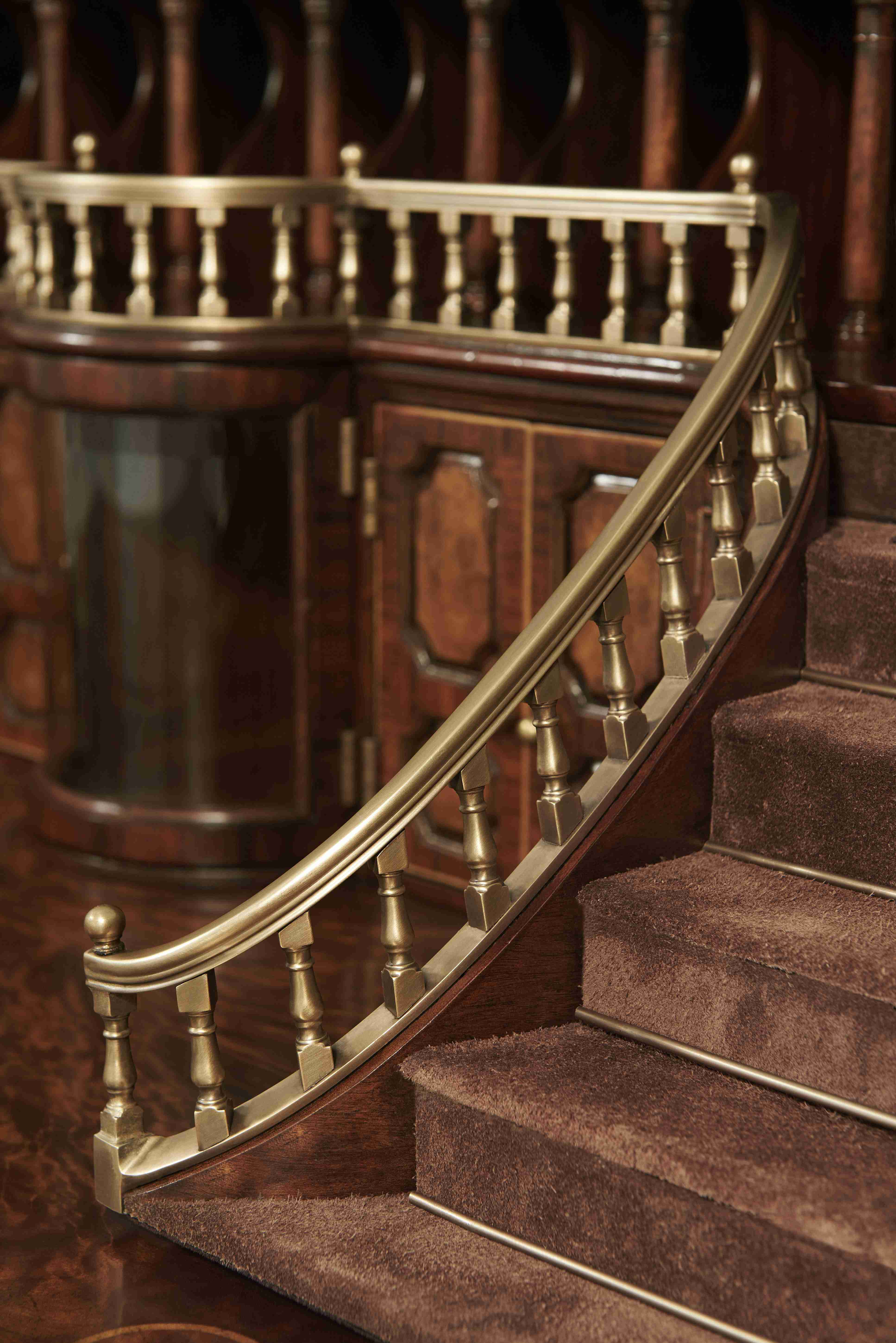 THE GRAND STAIRCASE FALL FRONT DESK & BUREAUX